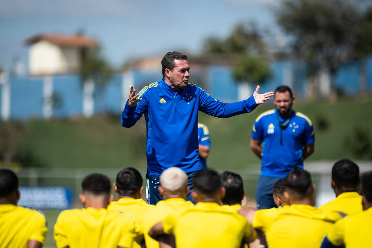 O técnico Vanderlei Luxemburgo comanda treino do Cruzeiro na Toca da Raposa