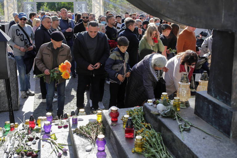 Ucranianos participam da Marcha da Memória para homenagear as vítimas de Babi Yar, um dos maiores massacres de judeus durante o Holocausto, em Kiev, na Ucrânia