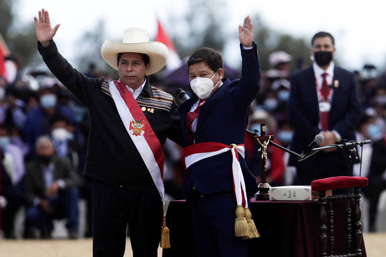 Presidente do Peru, Pedro Castillo, após nomear Guido Bellido (esq.) como seu primeiro-ministro, durante um evento no Santuário Histórico Pampas de Ayacucho, em Ayacucho, Peru