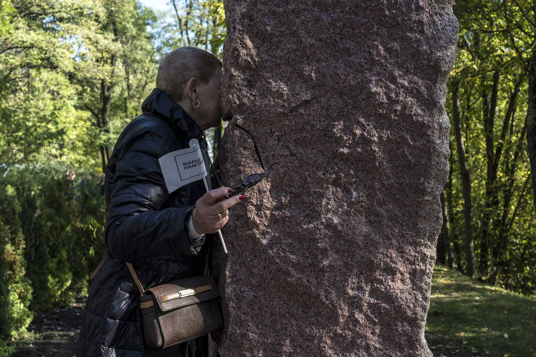 Mulher em obra de novo memorial do Holocausto em Kiev, onde ocorreu o massacre de Babi Yar