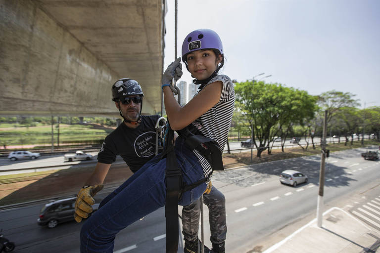 Veja imagens de crianças fazendo rapel em ponte de SP