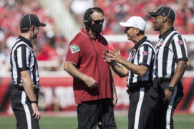 Nick Rolovich, técnico do Washington State Cougars, conversa com árbitros durante jogo contra Utah Utes, em Salt Lake City