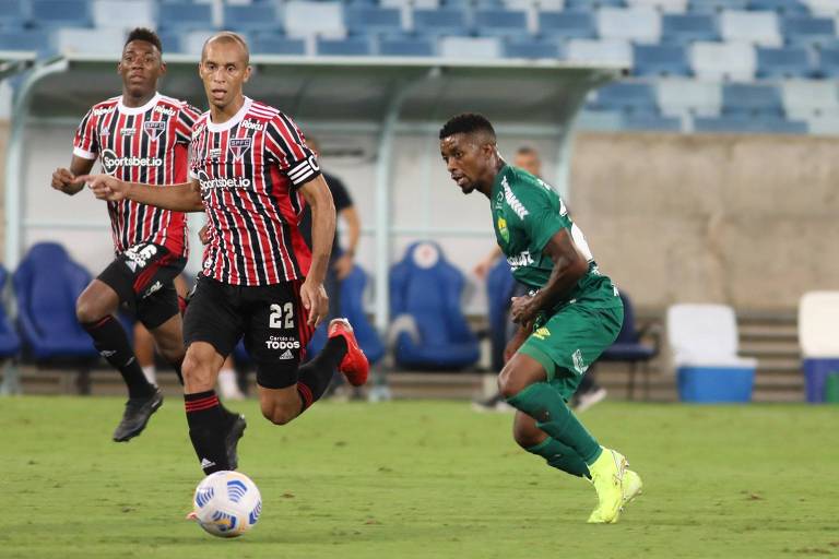 Miranda (à esq.) disputa a bola durante partida entre São Paulo e Cuiabá, o quinto empate seguido do Tricolor no Brasileirão