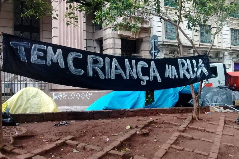 Faixas no centro de SP chamam atenção para aumento de crianças em situação de rua