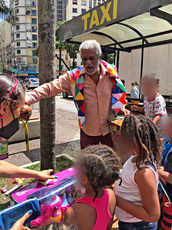 Faixas no centro de SP denunciam aumento de crianças em situação de rua