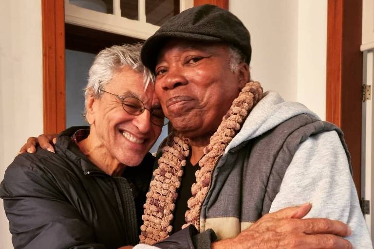 Milton Nascimento sai pela 1ª vez na pandemia e visita Caetano Veloso