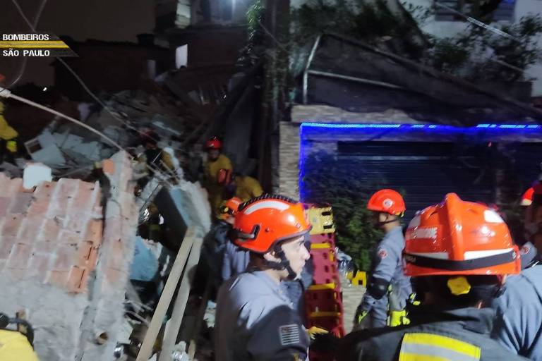 Bombeiros atuam em resgate de vítimas em desabamento em Paraisópolis
