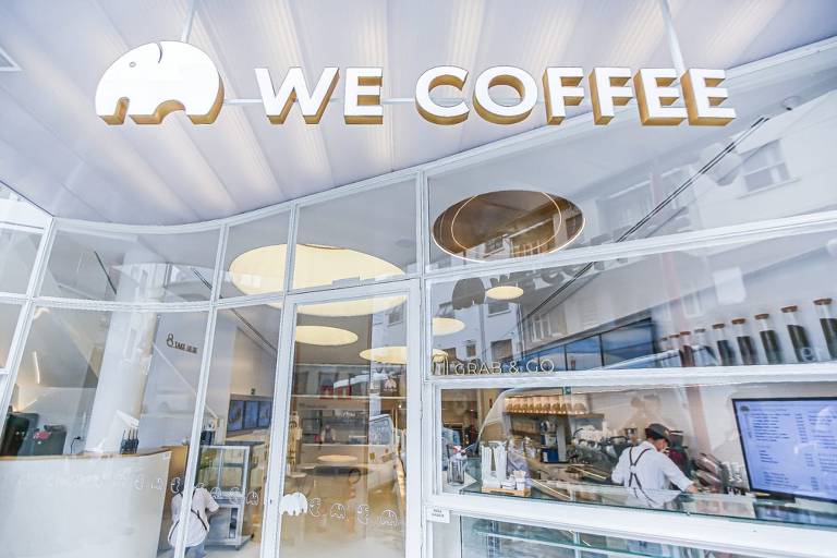 Entrada da unidade da We Coffee na Liberdade; cafeteria faz sucesso com vídeos gravados no TikTok