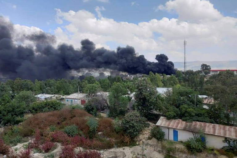 Fumaça sai do local alvo de um ataque aéreo, por parte do governo etíope, em Mekelle, capital da região de Tigré, na Etiópia

