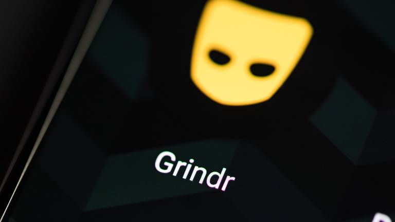 Tela de celular mostra logo do app Grindr.