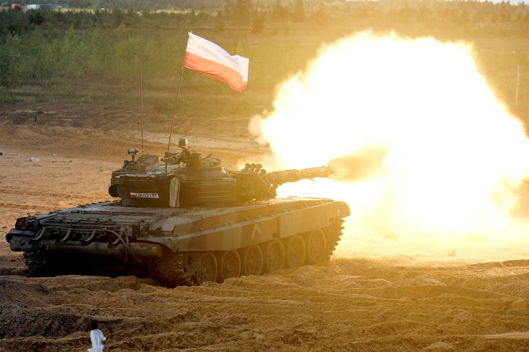 Tanque PT-91 polonês de grupo de defesa da Otan na Letônia atira durante exercício militar
