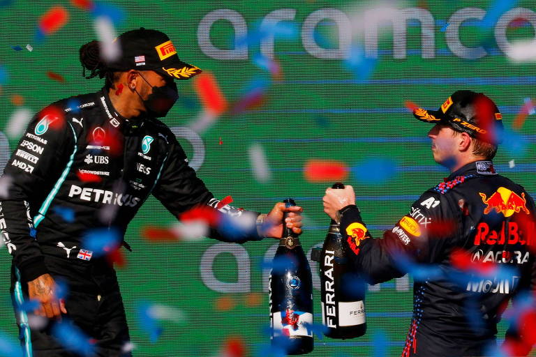 Lewis Hamilton e Max Verstappen no pódio do GP de Austin