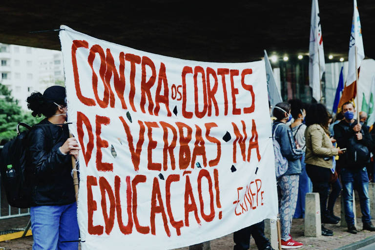 PROTESTO DE ESTUDANTES NO MINISTERIO DA CIENCIA E TECNOLOGIA