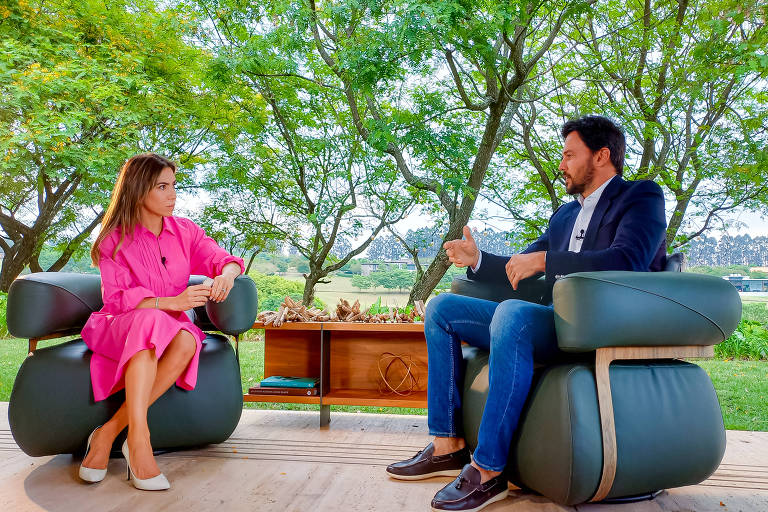 Patrícia Abravanel entrevista o marido em seu programa no SBT