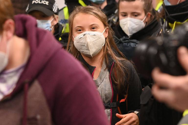 A ativista sueca Greta Thunberg chegou a Glasgow neste sábado (30), onde centenas de pessoas se reúnem para manifestações
