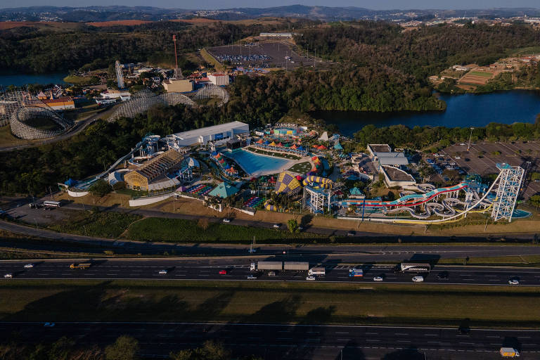 Vista aérea do parque Wet'n Wild, parte integrante do distrito turístico Serra Azul