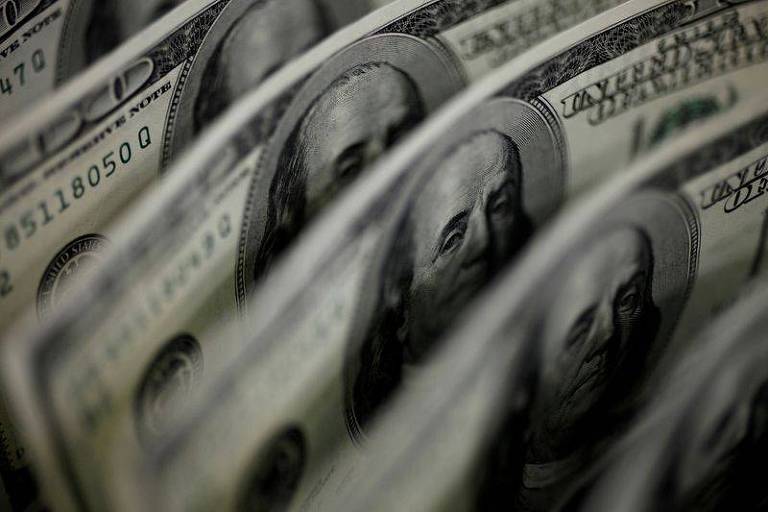 Dólar fecha em alta e Bolsa cai, com foco na agenda da semana e contas públicas