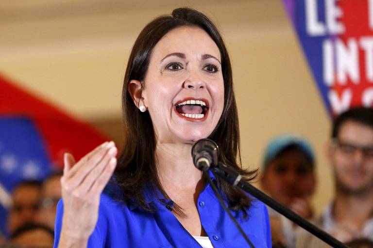 A líder opositora María Corina Machado durante entrevista coletiva em Caracas