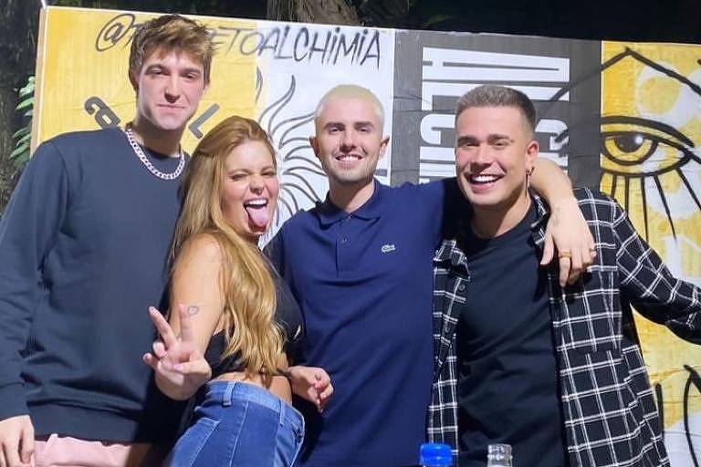 Viih Tube mostra encontro com três ex-namorados durante festa