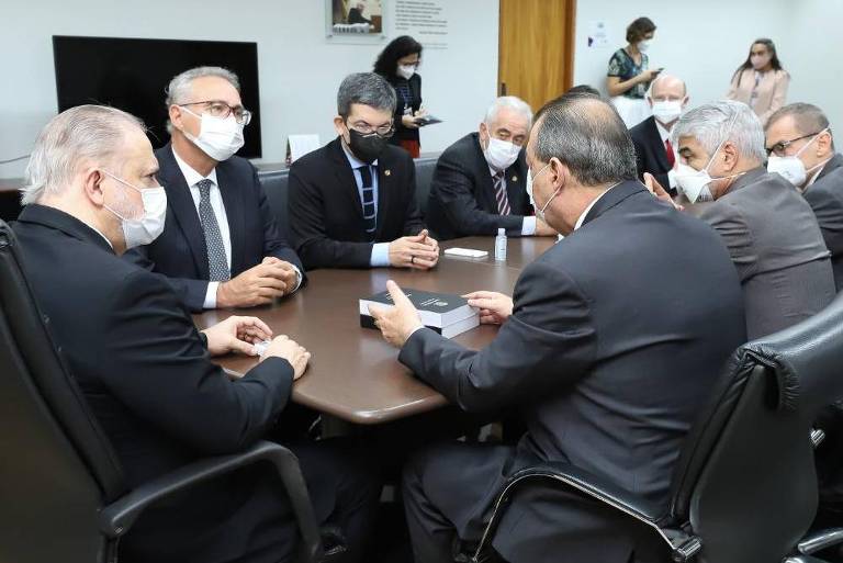 Senadores integrantes da CPI da Covid durante entrega do relatório final do colegiado ao procurador-geral da República, Augusto Aras