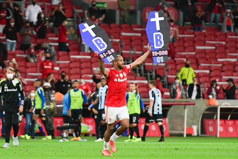 Patrick com os caixões gremistas após a vitória sobre o arquirrival, no estádio Beira-Rio, no último sábado (6)