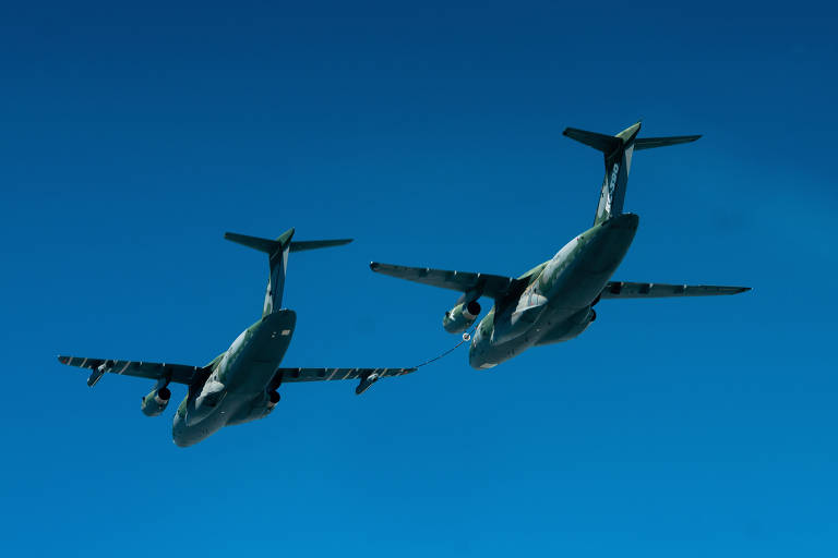 Voo de qualificação para reabastecimento em voo com dois KC-390 da Embraer
