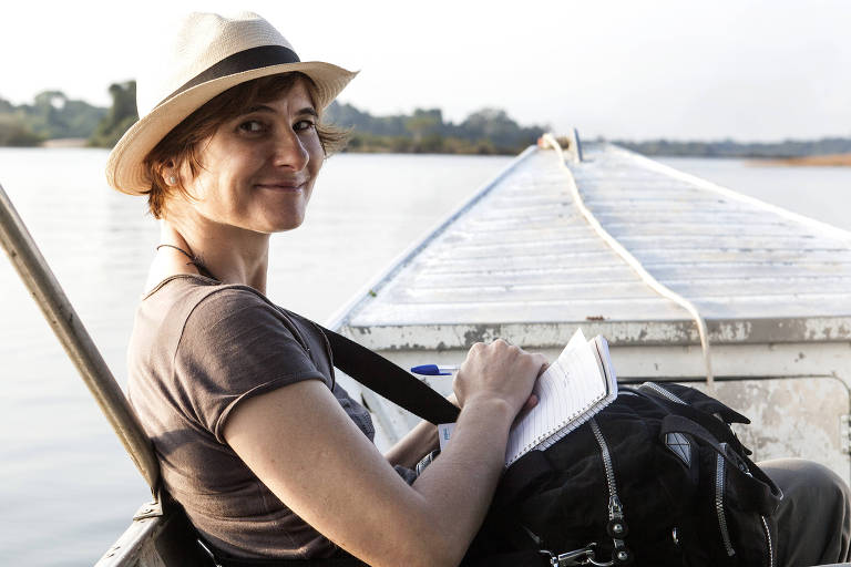 Mulher de chapéu em um barco