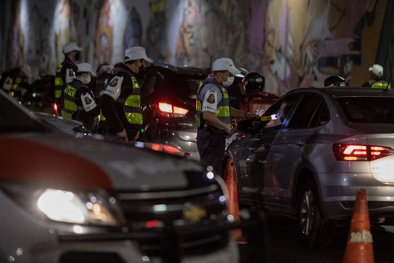 Mais de mil motoristas são parados por dia em blitze de lei seca em SP