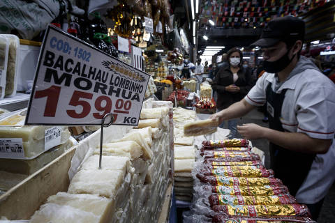 SAO PAULO, SP, BRASIL.- 12.11.2021 - Estudo da consultoria Kantar mostra que, por conta da inflação, as famílias deverão optar por ceias mais baratas, consumindo menos as proteínas mais tradicionais de fim de ano (como chester, peru, etc) e optando por itens mais baratos (linguiça, carne suína, frango comum, etc). Movimento no mercado municipal da Cantareira no centro da capital. Preços de produtos classicos natalinos - (foto: Rubens Cavallari/Folhapress,Grana)