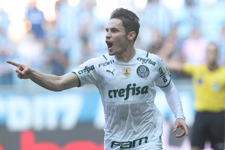 Raphael Veiga comemora gol na vitória do Palmeiras sobre o Grêmio