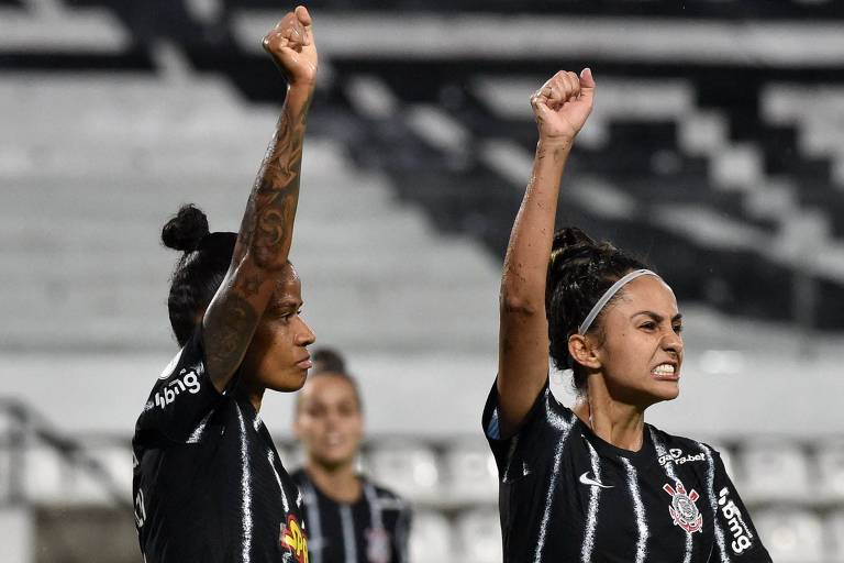Grazi (à esq.) comemora com Jheniifer o seu gol na semifinal da Libertadores e faz protesto após caso de racismo durante a partida