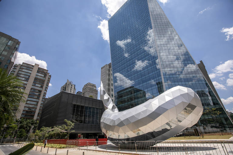 A escultura de baleia na frente do Teatro B32, na Faria Lima, em SP