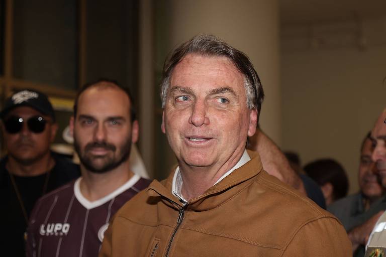 Jair Bolsonaro vestido de marrom