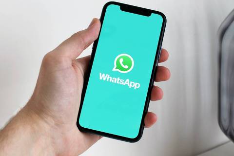 Celular com logo do WhatsApp - Web Stories 