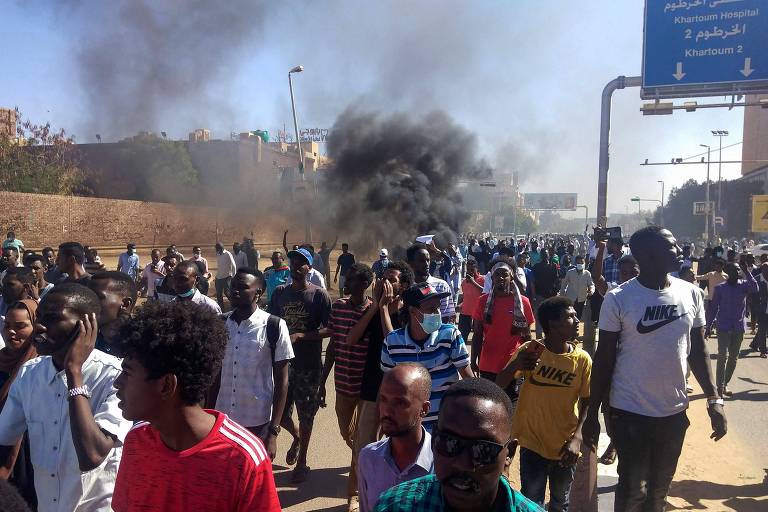 Protesto em Cartum, capital do Sudão, contra o golpe militar no país
