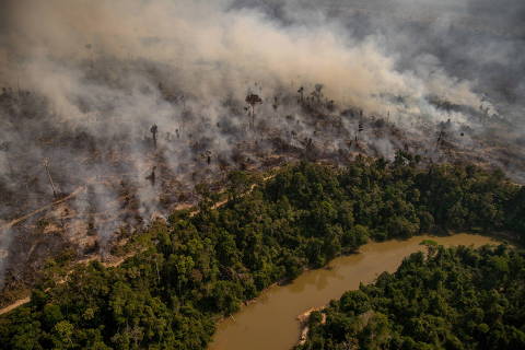 RONDONIA , RO , 16.08.2020 , BRASIL , Incêndio próximo ao rio Branco na Reserva Extrativista Jaci-Paraná, em Porto Velho, estado de Rondônia um mês depois de um decreto presidencial proibindo incêndios na Amazônia e no Pantanal, o Greenpeace sobrevoou os estados do Amazonas e Rondônia para verificar a eficiência da medida.Crédito  Christian Braga / Greenpeace