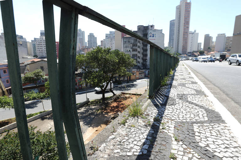 Viadutos no centro de SP estão sujos e com falhas na proteção