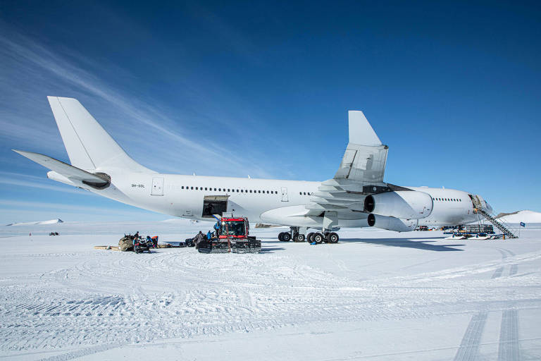 Avião Airbus A340-300 da empresa portuguesa HiFly pousa na Antártica em novembro. Foi o primeiro voo do tipo dessa aeronave comercial, entre a África do Sul e a Antártica. Foto: Marc Bow/Divulgação