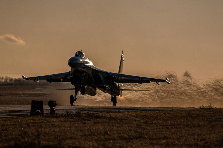 Um MiG-29 da Força Aérea da Ucrânia decola durante exercício militar em Mikolaiv, sul do país
