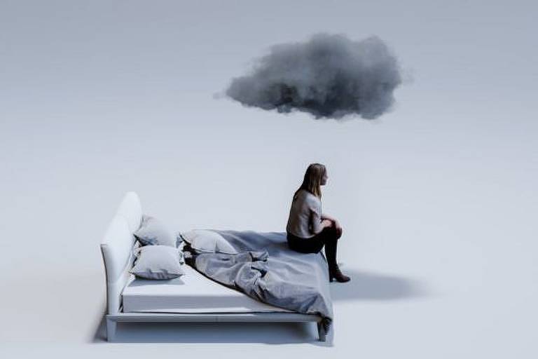 Mulher sentada na ponta de uma cama. Uma nuvem aparece em cima dela