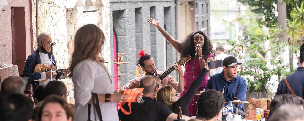 Músicos se apresentam em bar na praça Dom Orione, no Bexiga