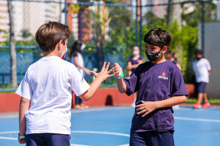 Alunos brincam no Colégio Porto Seguro; educadores da escola perceberam dificuldade de crianças e adolescentes se relacionarem presencialmente após longo período em frente às telas