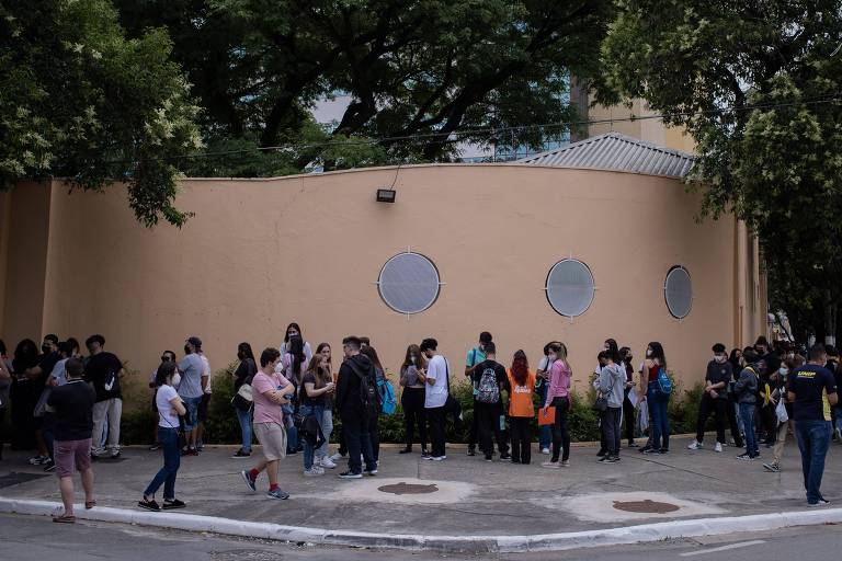 candidatos em fila para fazer prova