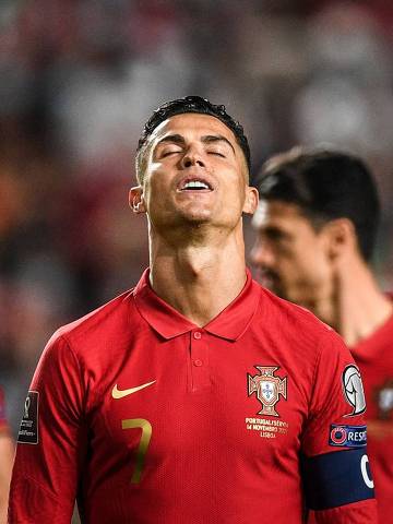 TOPSHOT - Portugal's forward Cristiano Ronaldo reacts during the FIFA World Cup Qatar 2022 qualification group A football match between Portugal and Serbia, at the Luz stadium in Lisbon, on November 14, 2021. (Photo by PATRICIA DE MELO MOREIRA / AFP)