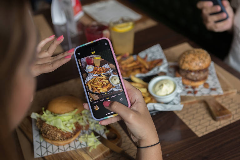 Redes sociais levam público a bares e restaurantes em São Paulo