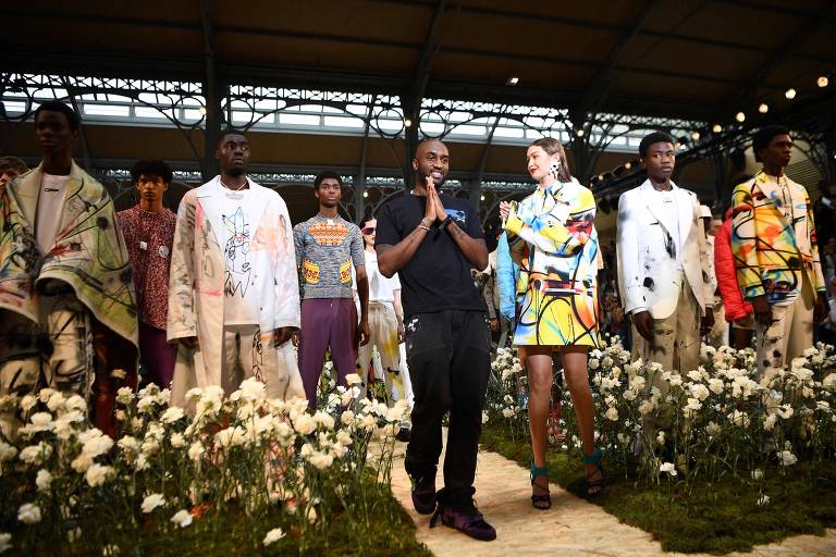 Virgil Abloh no final de desfile da Off-White em 2016, em Paris 