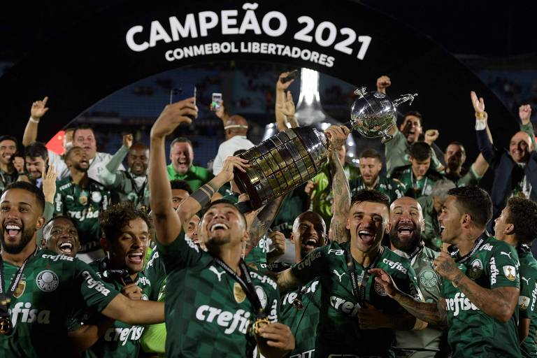 Jogadores do Palmeiras comemoram conquista da Libertadores de 2021, em Montevidéu 