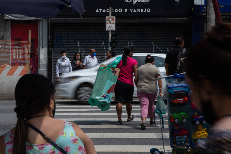 Motorista deve parar quando pedestre atravessa rua, mesmo onde não há faixa; veja regras