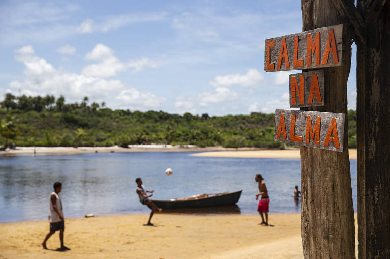 Em Caraíva, as ruas são de areia e carros não entram