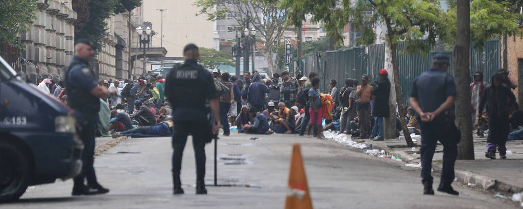 Fluxo da cracolândia na alameda Cleveland, na região da Luz